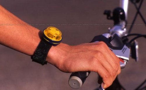 Automatic wrist turn signals for cyclists