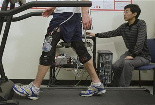 Knee brace that generates electricity to power electronic devices on the go