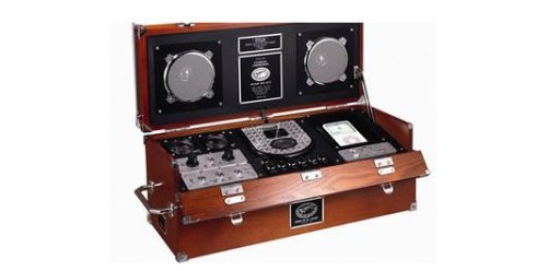 Wood WWII Radio with iPod dock