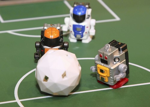 Tomy unveils world’s smallest walking robots