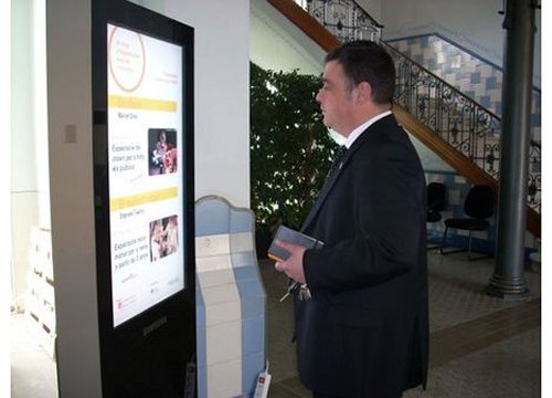 Samsung launches 46 inch display for outdoor use