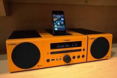 Yamaha's MCR-140 Wireless iPod Dock looks retro and awesome