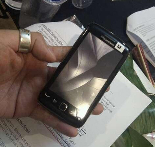 First BlackBerry Storm 3 picture leaked?